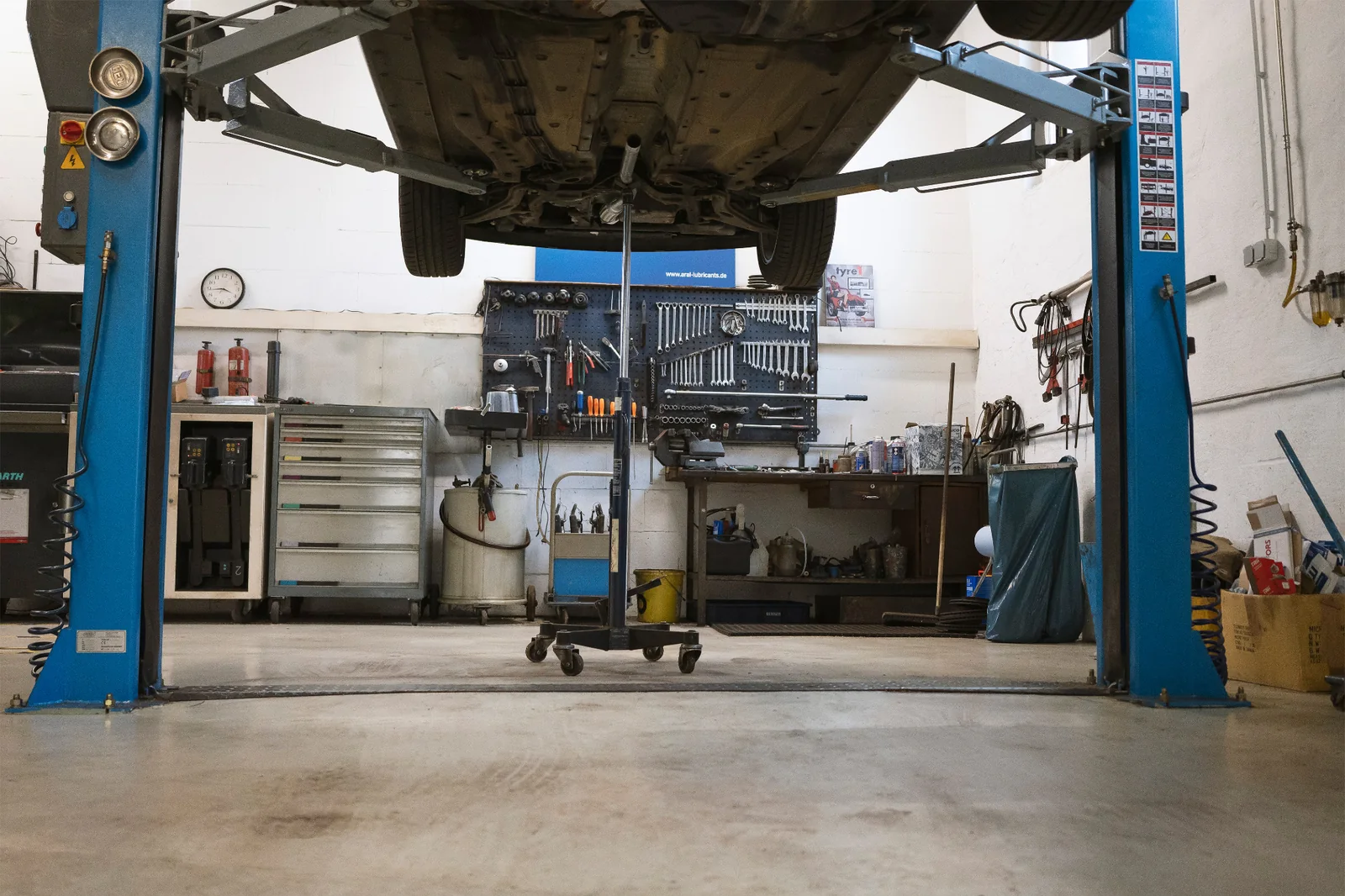 Fahrzeug auf Hebebühne in der Werkstatt