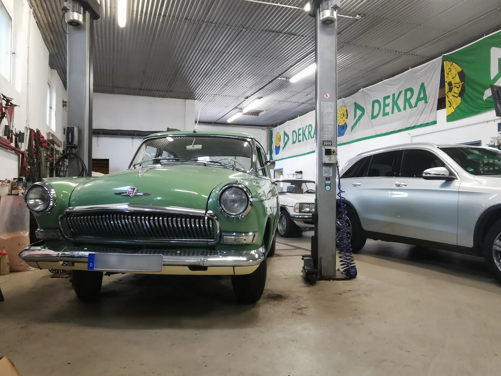 Grüner Oldtimer in der Werkstatt